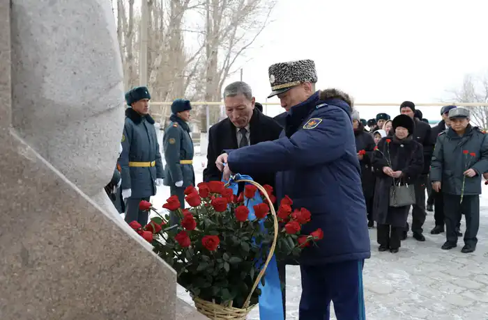 В Жамбылской области министр обороны открыл мемориальную доску в честь 115-летия Бауыржана Момышулы (2)