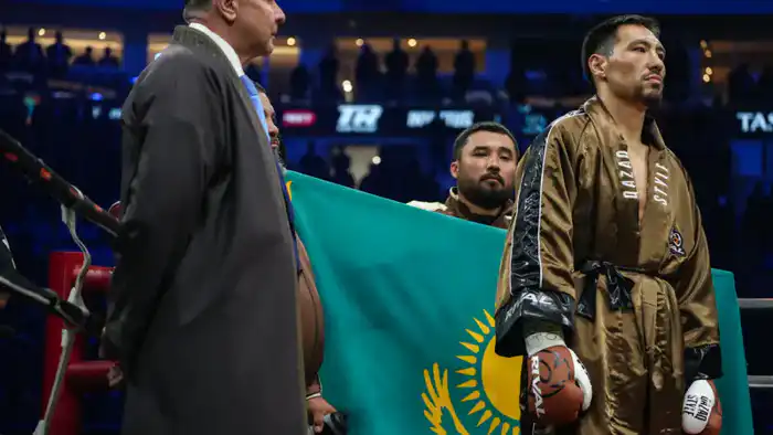 Чемпион мира по версии WBA Эрисланди Лара раскритиковал казахстанца Жанибека Алимханулы после отмены их боя, что привело к оскорблениям со стороны Алимханулы. Астане