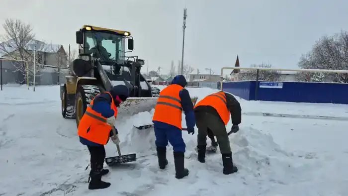Более трех тысяч дорожных рабочих вышли на снегоуборочные работы в Астане (8)