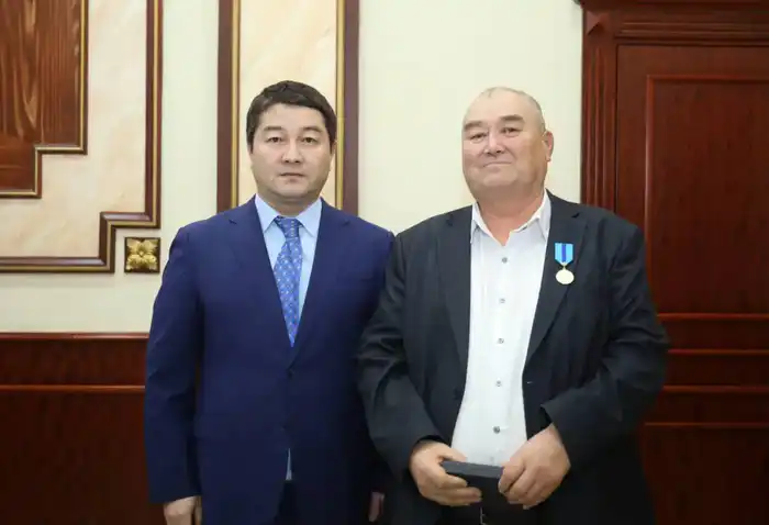 Нурдаулет Килыбай вручил ряду тружеников государственные награды (6)