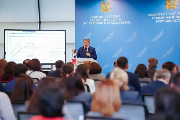 Саясат Нурбек обсудил развитие высшего образования с жителями Астаны Астане