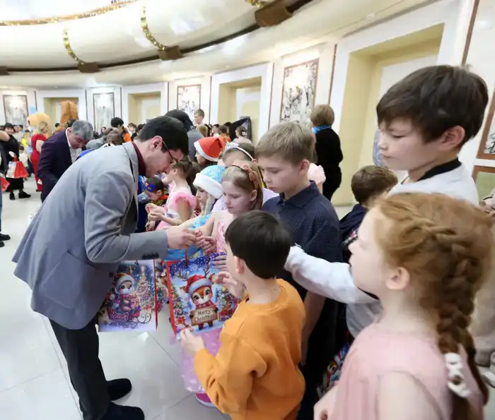 В Алматы новогодняя ёлка подарила праздник 400 воспитанникам соцучреждений (10)