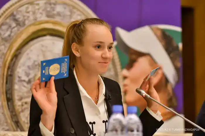 Елена Рыбакина с паспортом