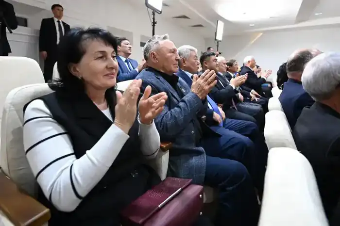 Выступление Главы государства на встрече с общественностью Жамбылской области (4)