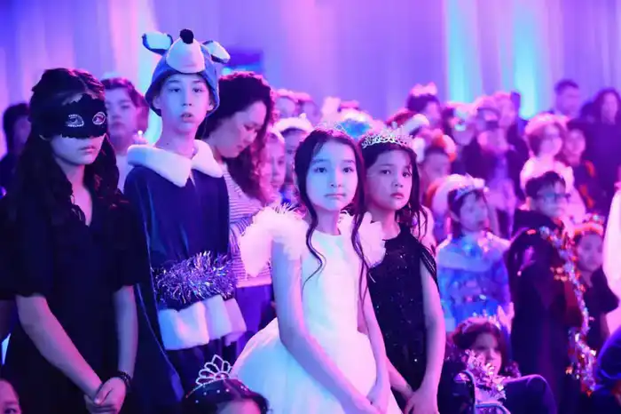 Традиционная новогодняя елка в Актобе: поддержка школьников региона через культурные мероприятия Астане