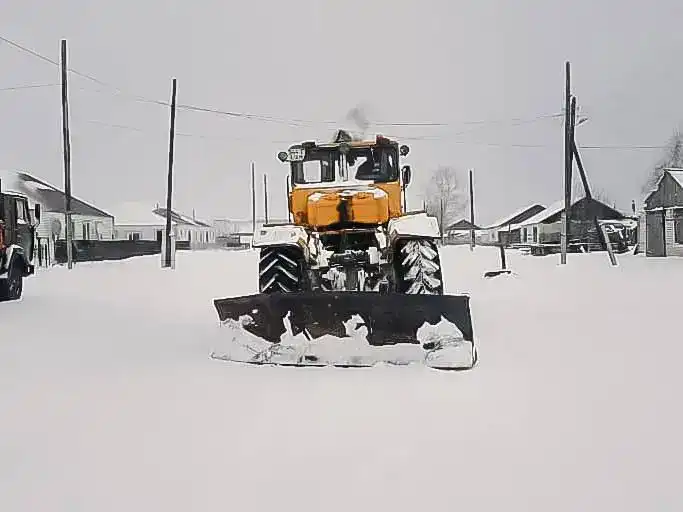 В Бородулихинском и Бескарагайском районах проводятся работы по очистке дорог от снега (3)