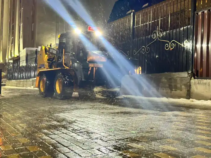 Астана обрабатывает дороги и тротуары противогололедом Астане