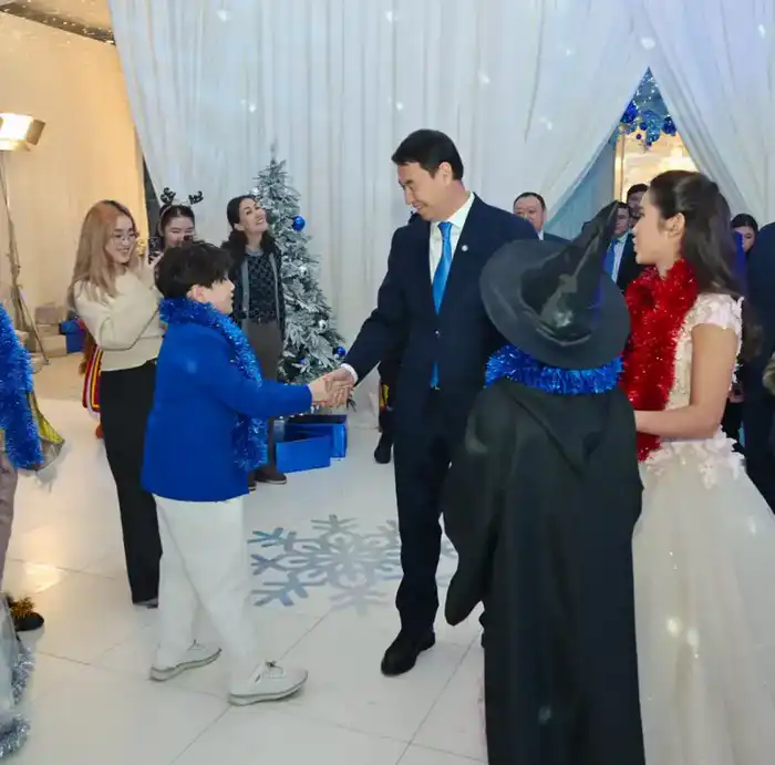 Традиционная новогодняя ёлка в Алматы: поздравление для детей-сирот и одарённых школьников Астане