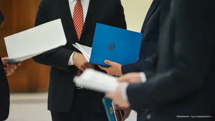 Депутат Мажилиса Елнур Бейсенбаев раскритиковал чиновников за их оторванность от народа, отметив, что их необдуманные и неэтичные высказывания стали предметом насмешек и мемов среди граждан. Астане