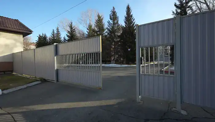 Забор перед служебным домом акима СКО