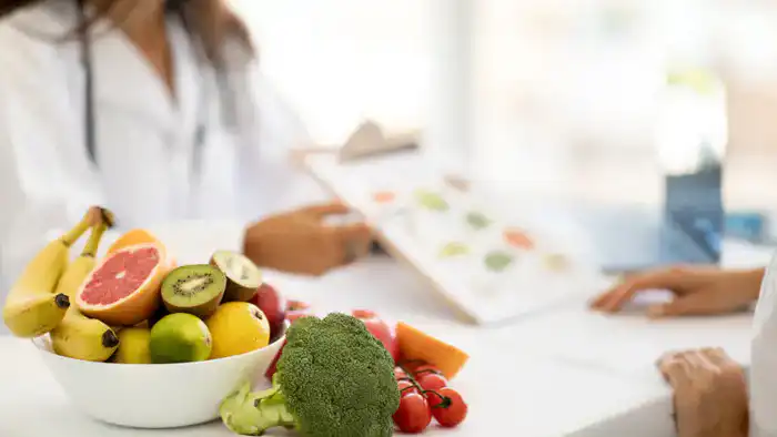 Казахская академия питания запускает первую сертифицированную программу по нутрициологии, что подчеркивает важность связи питания с хроническими заболеваниями. Программа направлена на обучение специалистов, которые смогут применять современные подходы к л Астане