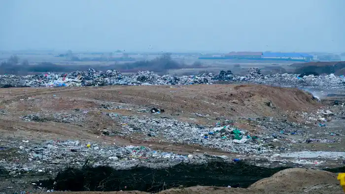 Большая свалка. Предположительно, несанкционированная.