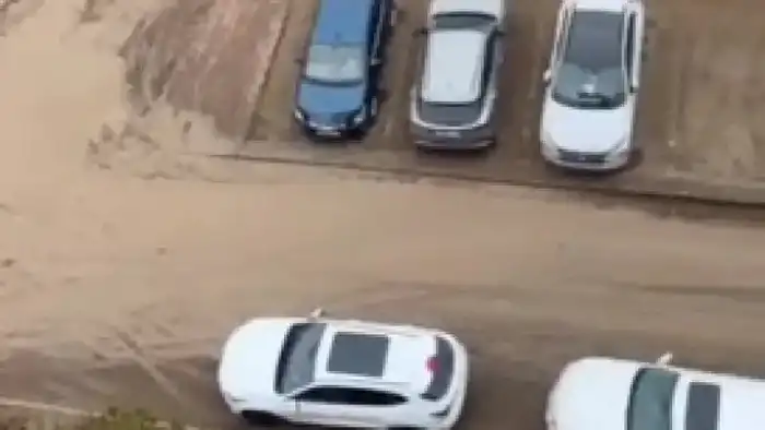 Жители Астаны выражают недовольство состоянием дороги у жилого комплекса 'Казына': машины застревают в грязи Астане