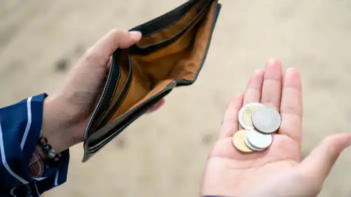 Пустой кошелек и монеты