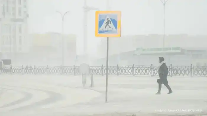 Зимняя симфония Астаны: спасатели призывают к осторожности, а жители сочувствуют курьерам в метельном вихре Астане