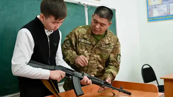 В Казахстане обновлены правила начальной военной подготовки в школах: Минобороны утвердило новые нормы Астане