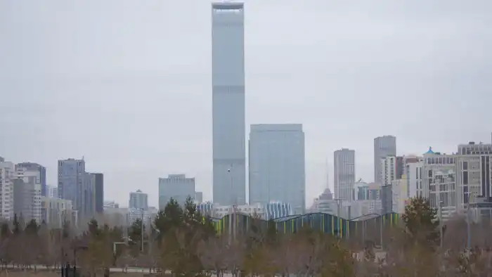 Астана экономит от 50 до 100 миллионов тенге в день благодаря аномально тёплой зиме без снега, заявил аким Женис Касымбек Астане