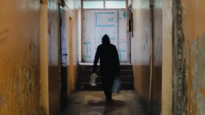 На Левом берегу Астаны обнаружен заброшенный дом, вызывающий страх и недоумение у местных жителей. Вокруг него ходят слухи о его мрачной истории, а его внешний вид напоминает кадры из фильмов ужасов. Несмотря на современную архитектуру и новые жилые компл Астане