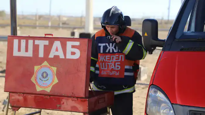 В Астане пожар в гараже перекинулся на крышу гостиницы: автомобили горят в районе Сарыарка Астане
