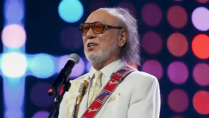 Солист ансамбля 'Дос-Мукасан' Мурат Кусаинов лишился звания, что вызвало бурное обсуждение в социальных сетях. Министерство культуры объяснило своё решение, однако подробности остаются неясными. Пользователи выражают удивление, учитывая популярность музык Астане