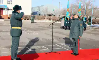 Боевые знамена для десантников в торжественной обстановке