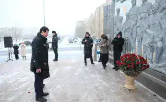 Актюбинцы собрались для возложения цветов в честь Дня Независимости, подчеркивая важность памяти о свободе и героях страны.