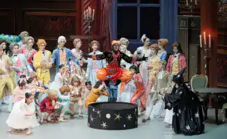 В преддверии Нового года балет 'Щелкунчик' на музыку Чайковского традиционно занимает центральное место в зимней театральной афише. Вот 5 причин, почему стоит посетить это волшебное представление: 1. Погружение в атмосферу праздника. 2. Великолепная музык