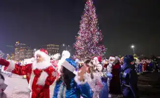 Тысячи жителей Шымкента собрались на торжественное зажжение новогодней ёлки, отражая дух праздника и единства
