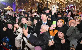 Алматы открывает новогодний сезон с впечатляющим световым шоу на главной ёлке