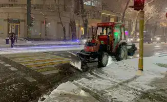 Снегопад в Алматы: коммунальные службы продолжают уборку города