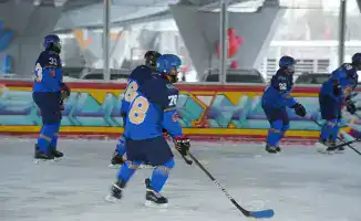 На льду единства: казахстанские спасатели сражаются за победу на международном хоккейном турнире