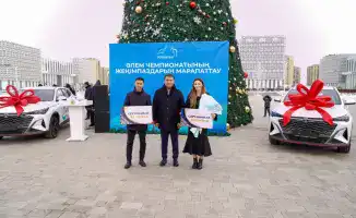 Награждение чемпионов мира в Туркестане: Аким области вручил автомобили Сакену Бибосынову и Асель Канай