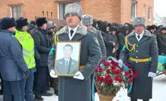 Прощание с погибшим полицейским: общественное признание заслуг и утрата для сообщества