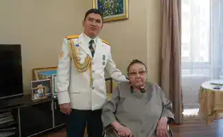 Поздравление Бибигуль Тулегеновой от военнослужащих в Алматы