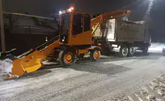 В Астане продолжается снегоуборка: ночью 9-10 декабря задействовано 1237 единиц спецтехники и 400 рабочих