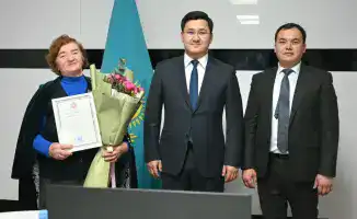 Надежда Завялова из Жетысая награждена за 40 лет бесплатной уборки улиц и посадки цветов
