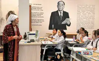 В Астане бабушки-волонтеры обучили школьников рукоделию, способствуя развитию творческих навыков и безопасности в хобби.