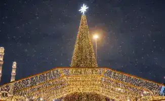 Астана зажгла новогодние звезды: 40 ёлок одновременно осветили вечернее небо