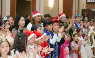 Собрание более 200 детей в Туркестане символизирует единство и надежду на будущее в преддверии Нового года