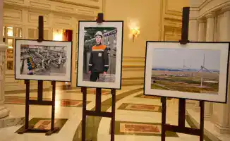 Министр энергетики Казахстана Ерлан Аккенженов отмечает достижения работников отрасли на международной арене