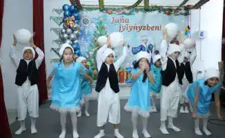 Аким Мангистауской области вручил подарки воспитанникам детского дома во время новогоднего праздника