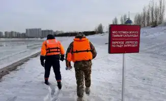В Астане временно закрыты каток и ледяные горки на набережной Есиля из-за потепления