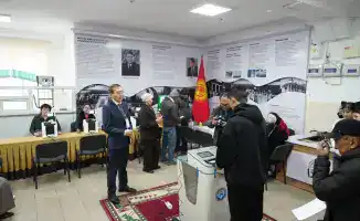 Казахстанская делегация под руководством Нурлана Абдирова наблюдает за выборами в Кыргызстане