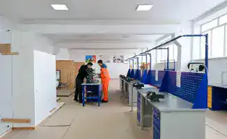 Глава региона ознакомился с работой Высшего колледжа геодезии, картографии и строительства