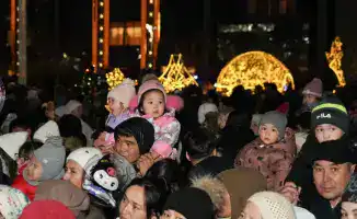 Торжественное зажжение огней главной елки в Туркестане: Новый год в центре внимания