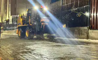 Астана обрабатывает дороги и тротуары противогололедом