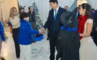 Традиционная новогодняя ёлка в Алматы: поздравление для детей-сирот и одарённых школьников