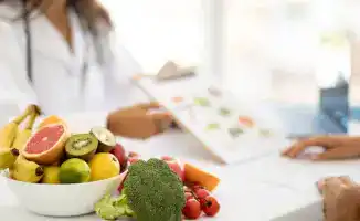 Казахская академия питания запускает первую сертифицированную программу по нутрициологии, что подчеркивает важность связи питания с хроническими заболеваниями. Программа направлена на обучение специалистов, которые смогут применять современные подходы к л