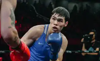 Казахстанский боксер Сабыржан Аккалыков выходит в финал ЧМ, подчеркивая растущий успех казахстанского спорта на международной арене