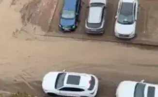 Жители Астаны выражают недовольство состоянием дороги у жилого комплекса 'Казына': машины застревают в грязи